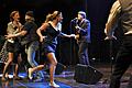 Zuvor gecastete Groupies stürmen die Bühne der Beatles Coverband 'Twist &amp; Shout'.