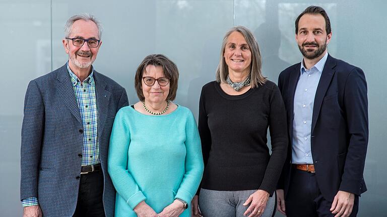 Sie sind ein gutes Team, der Vorstand des Fördervereins Palliativstation (von links): Rudolf Gampl, Ursula Pöpperl, Dr. Susanne Röder und Peter Günther. Es fehlt Marcus Reuter. Sie sind ein gutes Team, der Vorstand des Fördervereins Palliativstation (von links): Rudolf Gampl, Ursula Pöpperl, Dr. Susanne Röder und Peter Günther. Es fehlt Marcus Reuter.