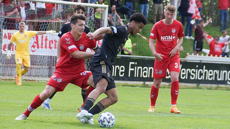 Ben Müller (links), der Kapitän des TSV Aubstadt, hält Malik Tillman (FC Bayern München II) vom eigenen Tor fern.
