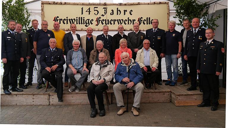 Zwischen 40 und 65 Jahren sind diese Kameraden bei der Feuerwehr Fellen eingeschrieben. Unser Bild zeigt die Jubilare mit Bürgermeisterin Zita Baur sowie den Feuerwehrführungskräften. Zwischen 40 und 65 Jahren sind diese Kameraden bei der Feuerwehr Fellen eingeschrieben. Unser Bild zeigt die Jubilare mit Bürgermeisterin Zita Baur sowie den Feuerwehrführungskräften.