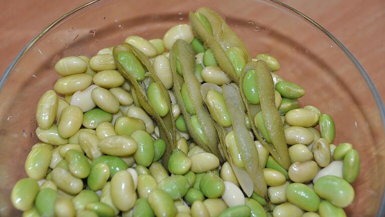 Der Anbau von Edamame (Gemüsesoja) funktioniert im Landkreis Kitzingen mit seinem Weinbauklima sehr gut. Der Anbau von Edamame (Gemüsesoja) funktioniert im Landkreis Kitzingen mit seinem Weinbauklima sehr gut.