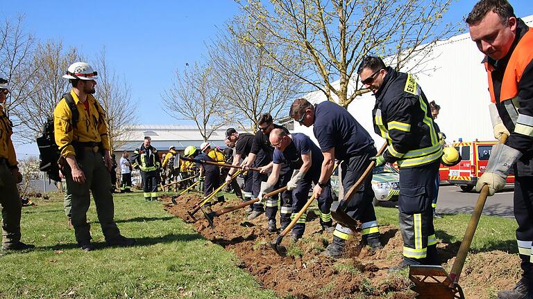 Von Schweizer Einsatzkräften lernten hiesige die Bekämpfung von Vegetations- oder Waldbränden in unwegsamen Gelände durch die Unterbrechung von Brandflächen.