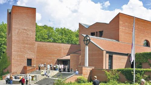 Geistlicher Mittelpunkt: 1987 wurde die von dem Architekten Alexander Freiherr von Branca gestaltete Kirche eingeweiht.