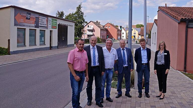 Beim Sommermediengespräch in Unterpleichfeld an der neu ausgebauten B 19: (Von links) Bürgermeister Alois Fischer (Unterpleichfeld), Landrat Eberhard Nuß, Bürgermeister Konrad Schlier (Bergtheim) Bernhard Wallrapp, Leiter der Stabsstelle im Landratsamt, Eric Brückner, Staatliches Straßenbauamt Würzburg und Franziska Gerlach, Leiterin des Geschäftsbereichs Kommunales, Sicherheit und Verbraucherschutz. Foto: Irene Konrad