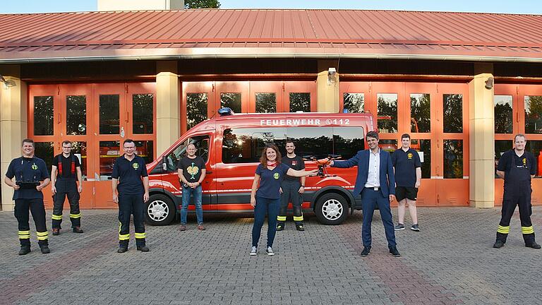 Bürgermeister Michael Kraus übergab die neue Drohne stellvertretend für die Feuerwehr Mellrichstadt an die Pilotin Katharina Hanke. Mit auf dem Bild (von links) Benjamin Trapp (2. Kommandant), Steffen Pfeiffer, Timo Kolano (Kommandant), Steffen Rückert, Till Kluge, &nbsp;Moritz Then und Sven Schaeffer.