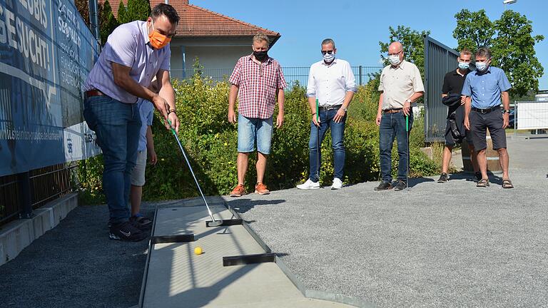 Bei der Premiere des Neuschter Sommerflecks im vergangenen Jahr schwang auch Bürgermeister Michael Werner den Minigolf-Schläger. Ab Mittwoch, 2. Juni, geht das Freizeitangebot in die zweite Runde.