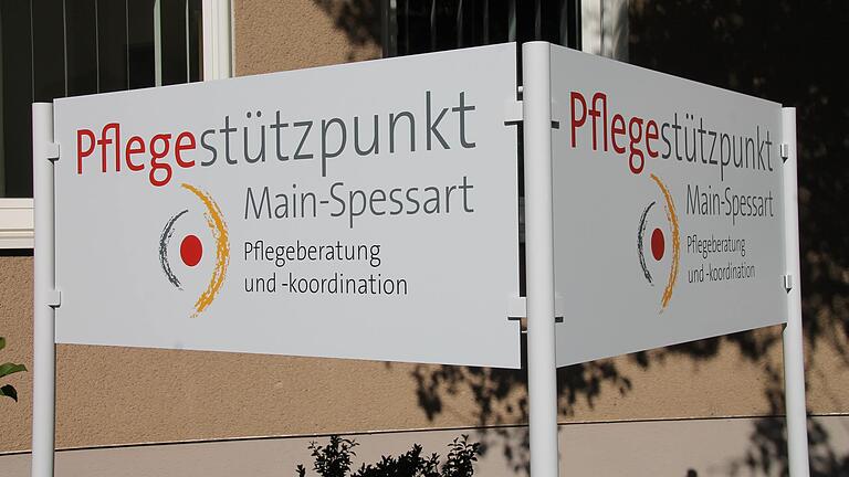 Die Leiterin des Pflegestützpunkts Main-Spessart in Gemünden, Melanie Sommer, stellte ihre Arbeit im Tätigkeitsbericht im Kreisausschuss vor.