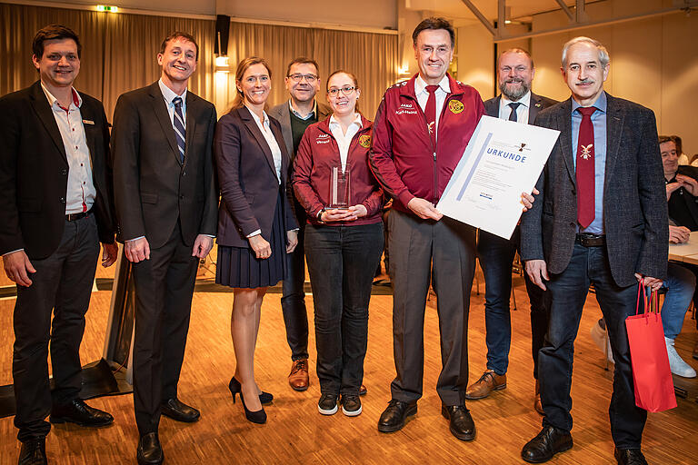 Ein Hauptpreis 'Vorstand des Jahres' geht an den Post-Sportverein (v.l.): Stefan Hebig (Sparkasse), Bernd Schreck, Sportbürgermeisterin  Judith Jörg, Torsten Schleicher (Main-Post), Verena Putz, Karl-Heinz Putz, Landrat Thomas Eberth und Klaus Wolch.