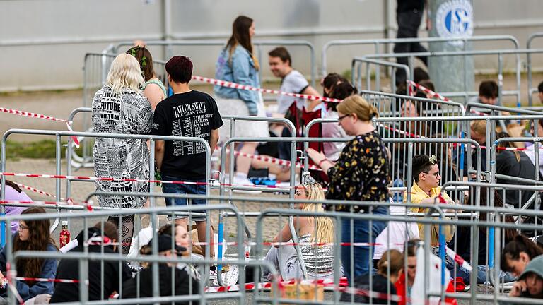 Konzert der Sängerin Taylor Swift - Gelsenkirchen       -  Für die beste Sicht harren die &bdquo;Swifties&rdquo; zum Teil viele Stunden vor der Arena aus.