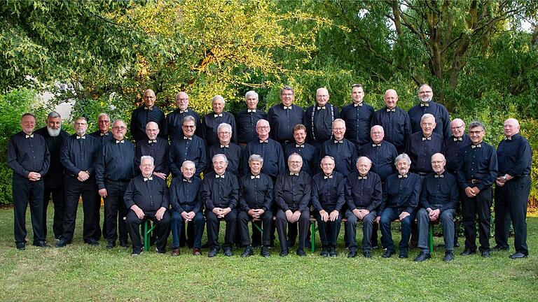 Der Männerchor Fröhstockheim 2024 an der Linde.