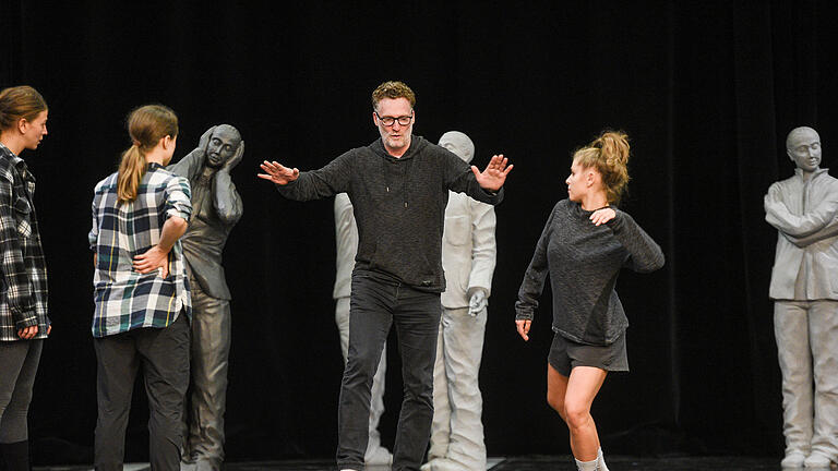 Wie ein Ensemble entsteht, Teil 3: Letzte Bühnenprobe zum Ballett 'Chansons' am Mainfranken Theater.