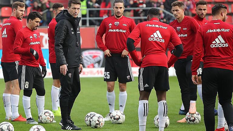 2. BL - FC Ingolstadt 04 Saison 2018/2019 Hamburger SV       -  &bdquo;Die Spieler haben uns voll und ganz akzeptiert.&rdquo; Der Oberwerrner Thomas Karg (Dritter von links), sonst bei der Ingolstädter U 19 tätig, durfte interimsmäßig zusammen mit seinem Chef Roberto Pätzold das Zweitliga-Team der Schanzer gegen den Hamburger SV betreuen.