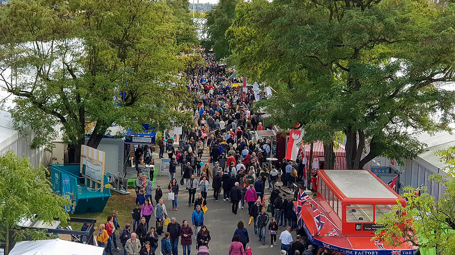 Mainfranken-Messe 2021 in Würzburg       -  Alle zwei Jahre lockt die Mainfranken-Messe zahlreiche Menschen aus Unterfranken ans Mainufer in Würzburg - wie hier im Jahr 2019.