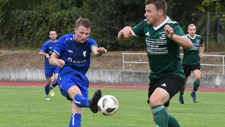 Michael Salzmann (links) vom FC 06 zieht hier ab und Oberschwarzachs Alexander Greß kann nur noch die Augen schließen und auf seinen Schlussmann hoffen. Am Ende half es nichts. Der FC 06 Bad Kissingen gewinnt die Partie mit 3:0. Foto: Hopf       -  Michael Salzmann (links) vom FC 06 zieht hier ab und Oberschwarzachs Alexander Greß kann nur noch die Augen schließen und auf seinen Schlussmann hoffen. Am Ende half es nichts. Der FC 06 Bad Kissingen gewinnt die Partie mit 3:0. Foto: Hopf