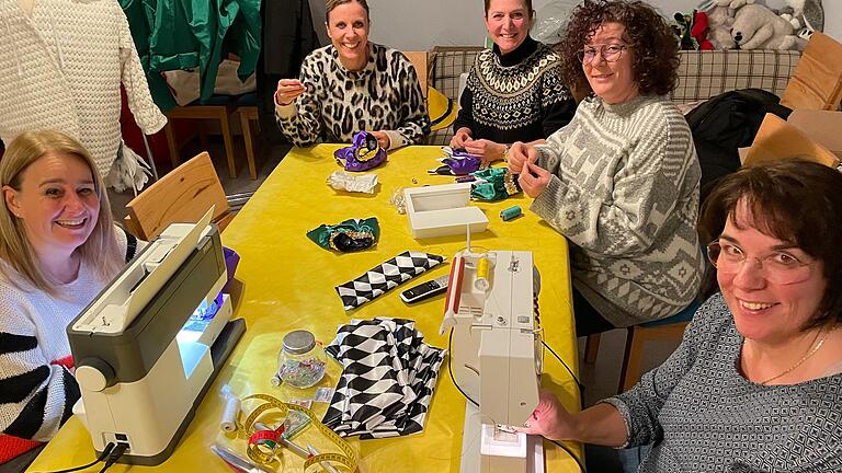 Endspurt in der Bischbrunner Kostümschmiede: (von links) Stefanie Schwab, Sabine Weis, Daniela Schäfer, Sabine Spielmann und Petra Reinfurt. Endspurt in der Bischbrunner Kostümschmiede: (von links) Stefanie Schwab, Sabine Weis, Daniela Schäfer, Sabine Spielmann und Petra Reinfurt.