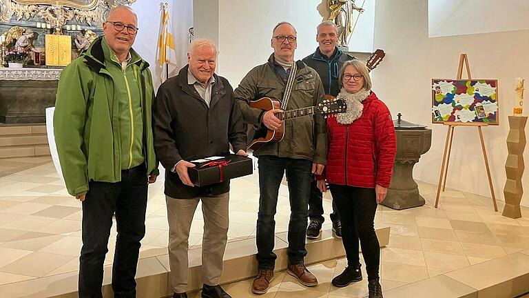 Glück- und Segenswünsche zum 80. Geburtstag (von links): Pfarrgemeinderatsvorsitzender Arnold Strobel, Jubilar Emil Störlein, Oswald Blesch, Josef Schneider und Anneliese Blesch. Glück- und Segenswünsche zum 80. Geburtstag (von links): Pfarrgemeinderatsvorsitzender Arnold Strobel, Jubilar Emil Störlein, Oswald Blesch, Josef Schneider und Anneliese Blesch.