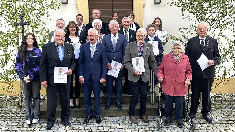Jubelkonfirmanden und Jubelkonfirmandinnen mit Pfarrer Martin Voß und der Kreuzträgerin vor der Bimbacher Kirche.