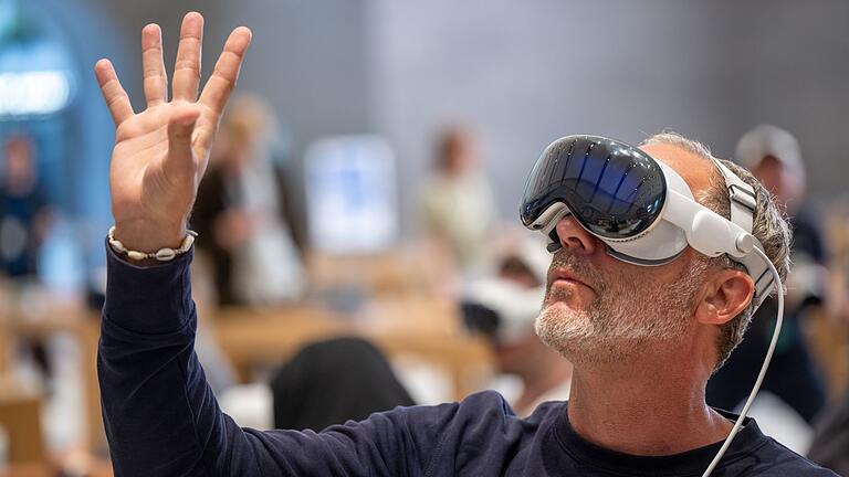 Verkaufsstart der Computerbrille Vision Pro in Deutschland - Die Vision Pro kann digitale Inhalte in die reale Umgebung einblenden. Verkaufsstart der Computerbrille Vision Pro in Deutschland - Die Vision Pro kann digitale Inhalte in die reale Umgebung einblenden.