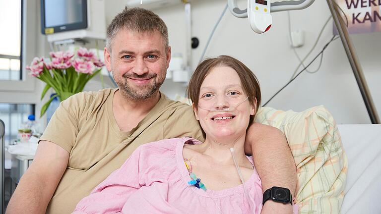 Die krebskranke Nadine Wilm und ihr Mann Frank: Wie sich ein ganzes Team von Ärzten, Pflegekräften und Helfern einsetzt, trägt die beiden durch eine schwere Zeit. Die krebskranke Nadine Wilm und ihr Mann Frank: Wie sich ein ganzes Team von Ärzten, Pflegekräften und Helfern einsetzt, trägt die beiden durch eine schwere Zeit.