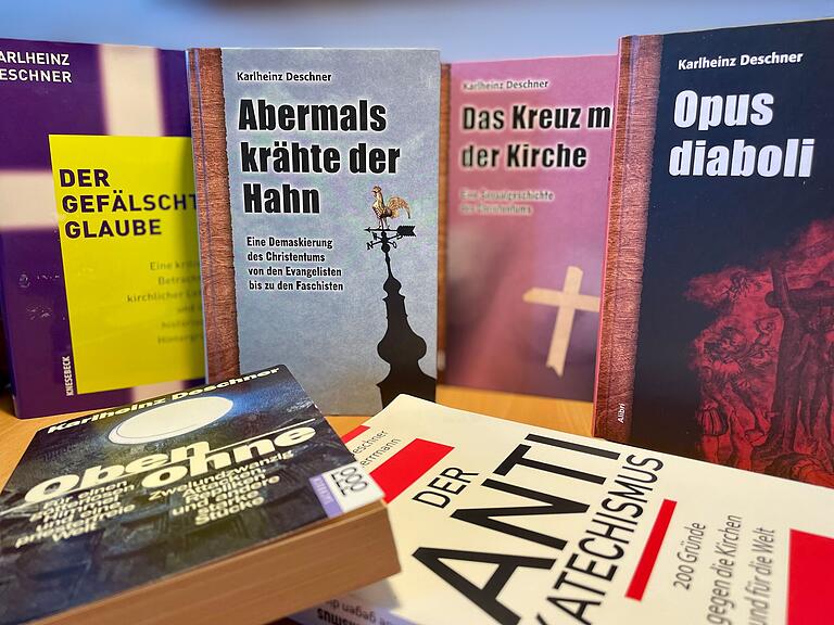 'Abermals krähte der Hahn' von 1962 begründete Karlheinz Deschners Karriere als Religions- und Kirchenkritiker. Unzählige weitere Werke sollten die nächsten 50 Jahre folgen. 'Abermals krähte der Hahn' von 1962 begründete Karlheinz Deschners Karriere als Religions- und Kirchenkritiker. Unzählige weitere Werke sollten die nächsten 50 Jahre folgen.
