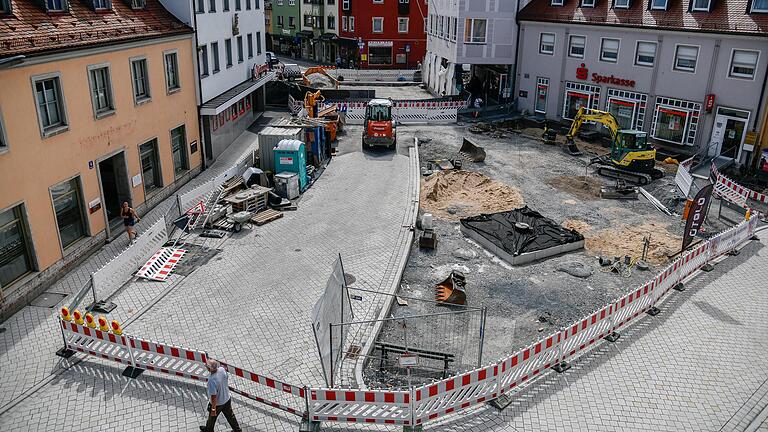 Der Blick auf die Baustelle am Rathausplatz in Heidingsfeld. Der Blick auf die Baustelle am Rathausplatz in Heidingsfeld.