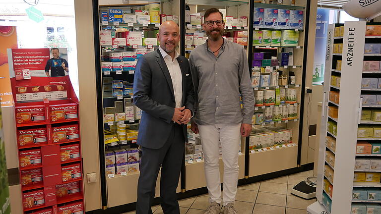 Bundestagsabgeordneter Alexander Hoffmann (links) besuchte die Mohren Apotheke in Karlstadt und sprach mit Apotheker Christoph Weißhaar.