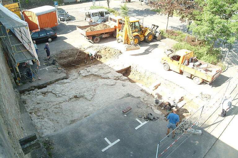 2007 wurden die Fundamente der Mainmühle im Zuge der Sanierung der Alten Mainbrücke ausgegraben (Archivfoto). 2007 wurden die Fundamente der Mainmühle im Zuge der Sanierung der Alten Mainbrücke ausgegraben (Archivfoto).