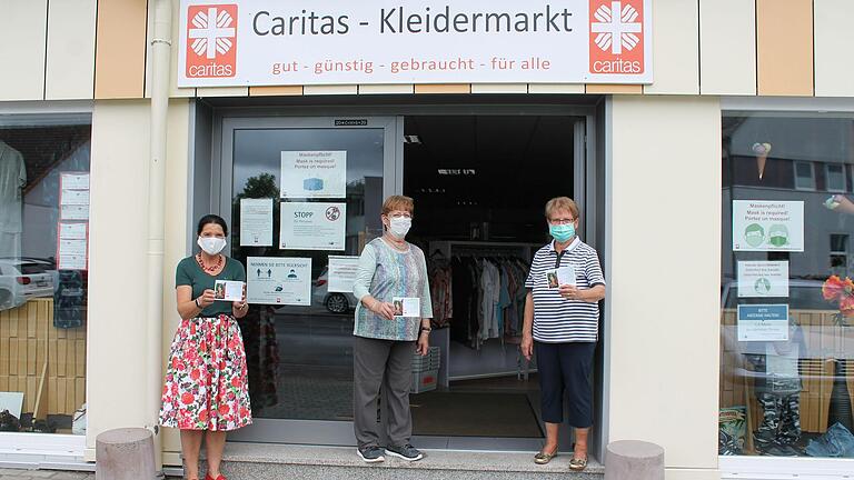 Die ehrenamtlichen Frauen des Caritas Kleidermarktes, hier stellvertretend (von links) Ria Kucejko, Rita Ziegler und Doris Veitweber haben trotz der vielfältigen Hygienevorschriften und Maskenpflicht viel Spaß und Freude bei ihrer ehrenamtlichen Arbeit.