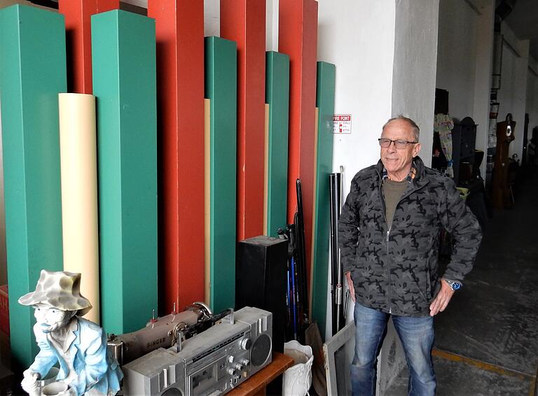 Roland Oswald vor einer Wandverkleidung aus dem Restaurant des ehemaligen Kaufhauses Horton in Schweinfurt. Roland Oswald vor einer Wandverkleidung aus dem Restaurant des ehemaligen Kaufhauses Horton in Schweinfurt.
