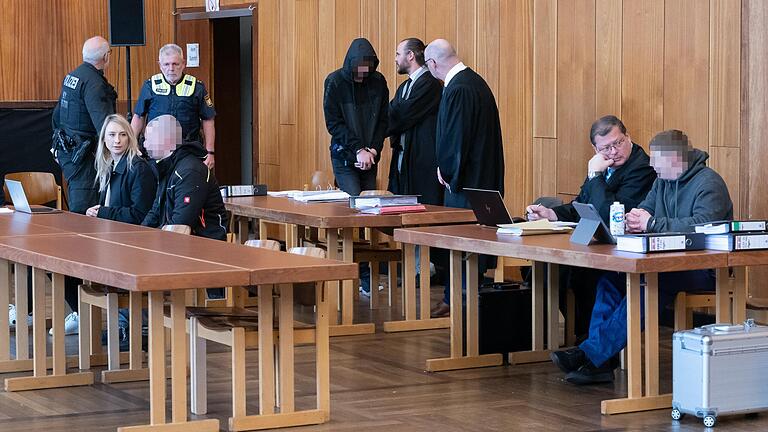 Am vierten Verhandlungstag im Prozess um den gewaltsamen Tod eines 26-Jährigen an einem Radweg in Bad Neustadt ging es um die Vergangenheit der Angeklagten - und Aussagen nach der Festnahme.&nbsp;