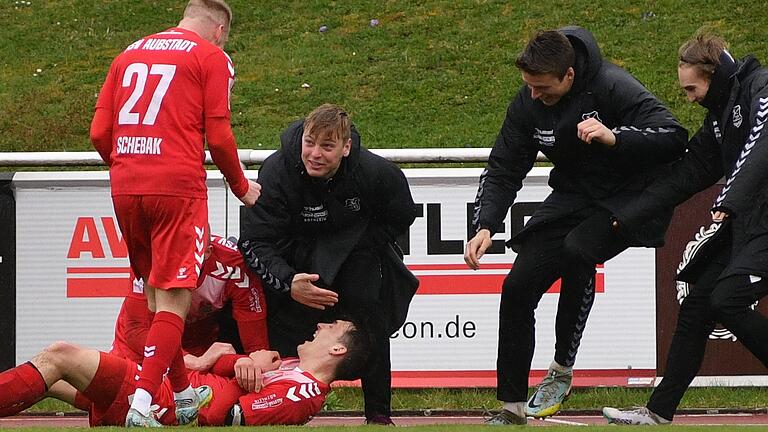 Ben Müller (am Boden) hat im Spiel beim FV Illertissen sein erstes Tor für den Fußball-Regionalligisten TSV Aubstadt erzielt. Max Schebak (von links), Steffen Behr (verdeckt) Luka Maric, Julian Schneider und Philipp Harlaß jubeln mit dem Kapitän.