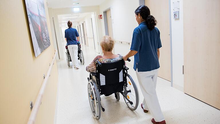 Bei der geriatrischen Rehabilitation achtet das Pflegepersonal auf die spezifischen Bedürfnisse älterer Patientinnen und Patienten und investiert in die Pflege mehr Zeit. Doch immer mehr geriatrische Rehakliniken können nicht mehr kostendeckend arbeiten. Bei der geriatrischen Rehabilitation achtet das Pflegepersonal auf die spezifischen Bedürfnisse älterer Patientinnen und Patienten und investiert in die Pflege mehr Zeit. Doch immer mehr geriatrische Rehakliniken können nicht mehr kostendeckend arbeiten. 