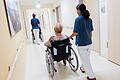 Bei der geriatrischen Rehabilitation achtet das Pflegepersonal auf die spezifischen Bedürfnisse älterer Patientinnen und Patienten und investiert in die Pflege mehr Zeit. Doch immer mehr geriatrische Rehakliniken können nicht mehr kostendeckend arbeiten.&nbsp;