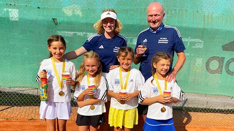 Das U8 II Meisterteam Annie Bock, Viktoria Jaschke, Ahsen Korkmag, Margarethe Aczel mit Trainern Katinka Theis und Norbert Henneberger. Außerdem zum Einsatz kam Anna Blachutzik.