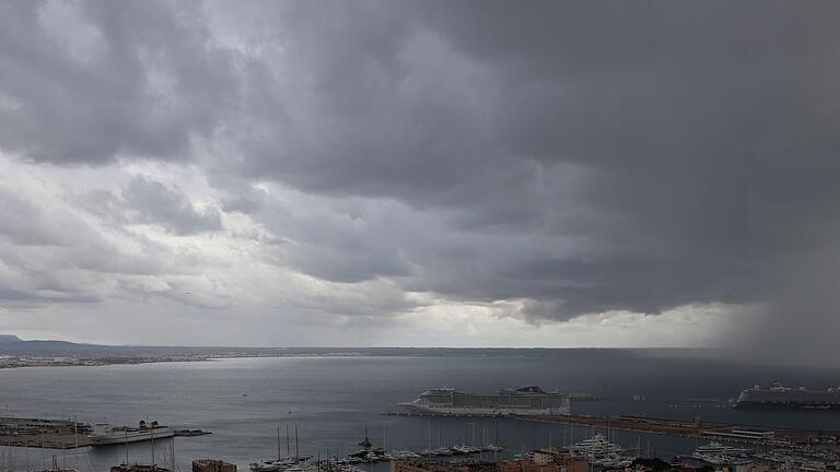 Wetter auf Mallorca       -  Für Mittwoch warnt der Wetterdienst Aemet vor heftigen Regenfällen sowie schweren Sturmböen und rief die Alarmstufe Orange aus.