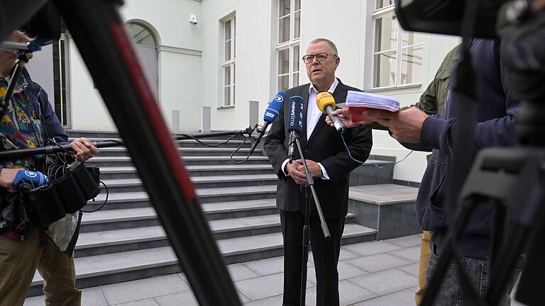 Brandenburg verbietet Islamisches Zentrum in Fürstenwalde - Brandenburgs Innenminister Michael Stübgen (CDU) äußert sich in Potsdam zum Verbot eines Moscheevereins in Fürstenwalde und Durchsuchungen der Polizei. Brandenburg verbietet Islamisches Zentrum in Fürstenwalde - Brandenburgs Innenminister Michael Stübgen (CDU) äußert sich in Potsdam zum Verbot eines Moscheevereins in Fürstenwalde und Durchsuchungen der Polizei.