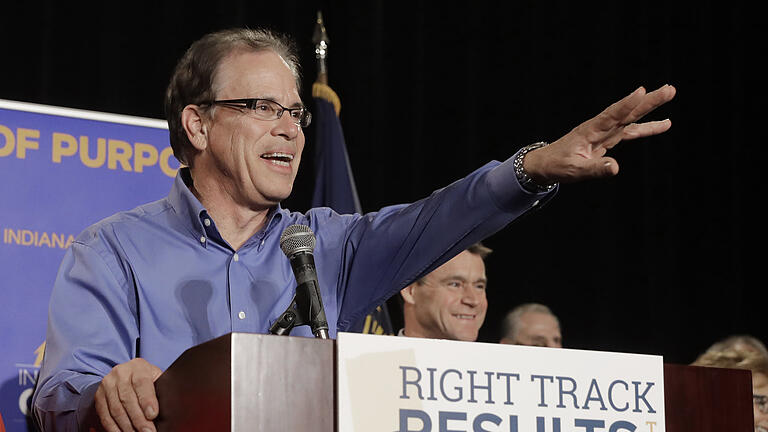 Kongresswahlen in den USA - Mike Braun, republikanischer Kandidat für den US-Senat im Bundesstaat Indiana bei der Kongresswahl, spricht nach seinem Sieg zu Unterstützern. Kongresswahlen in den USA - Mike Braun, republikanischer Kandidat für den US-Senat im Bundesstaat Indiana bei der Kongresswahl, spricht nach seinem Sieg zu Unterstützern.
