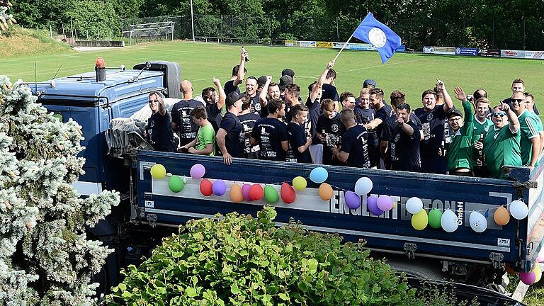 Nach dem 13:0-Sieg gegen den VfB Burglauer am letzten Spieltag der Kreisklasse Rhön 2 brechen beim frisch gebackenen Meister DJK Wülfershausen alle Dämme. Mit einem geschmückten LKW geht es zum Triumphzug durch das Dorf.