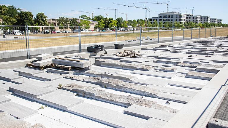 Warum ist der Brunnen am Landesgartenschaugelände trocken?       -  Das Wasserbecken auf dem Gelände der Landesgartenschau ist trocken.