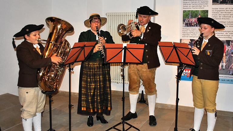 In der nachempfundenen fränkischen Tracht des heimischen Musikvereins spielte das Familienensemble Helmerich traditionelle fränkische Musikstücke für die kleine Besetzung.