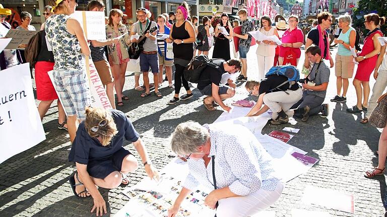 Rund 60 Frauen und auch einige Männer unterstützten Ende Juni bei einem Smart Mob auf dem Würzburger Domvorplatz die Aktion 'Maria 2.0'.