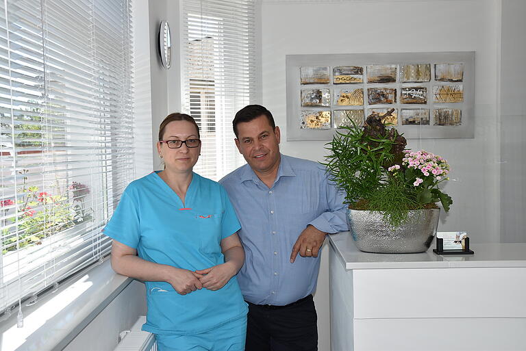 Dr. Elena Popa praktiziert als Fachärztin für Haut- und Geschlechtskrankheiten seit Mitte Juni in eigenen Praxisräumen in Knetzgau. Ehemann Gheorghe unterstützt seine Frau unter anderem am Empfang. Dr. Elena Popa praktiziert als Fachärztin für Haut- und Geschlechtskrankheiten seit Mitte Juni in eigenen Praxisräumen in Knetzgau. Ehemann Gheorghe unterstützt seine Frau unter anderem am Empfang.