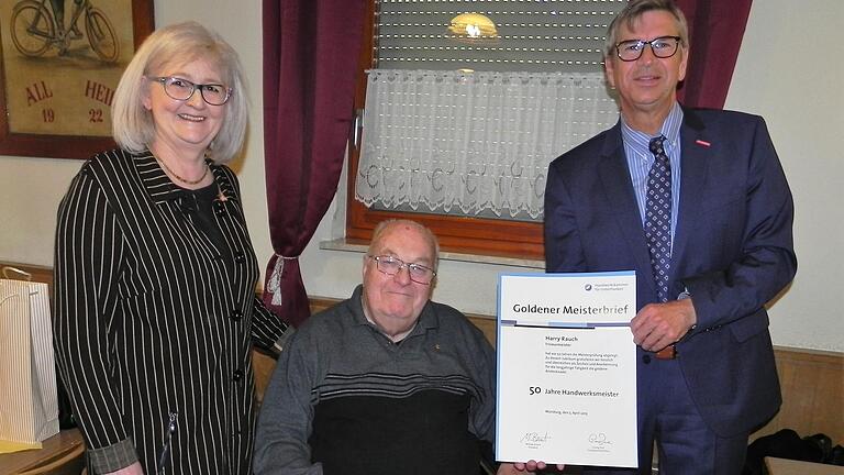 Ein große Ehre wurde Friseurmeister Harry Rauch aus Hohenroth zuteil. Er wurde mit dem Goldenen Meisterbrief aus den Händen des Präsidenten der Handwerkskammer von Unterfranken Michael Bissert (rechts) und  Innungsobermeisterin Margit Rosentritt von der Friseurinnung Main-Rhön ausgezeichnet.