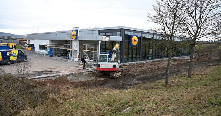 Ähnliche Situation wie zuletzt bei Netto in der Sander Straße in Zeil: Im Februar 2022 bereitete sich Lidl auf die Eröffnung seiner neuen Filiale vor.