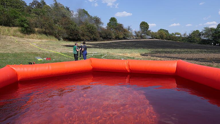 Im Faltbehälter der Feuerwehr Goßmannsdorf können 8.000 Liter Wasser zwischengelagert werden.