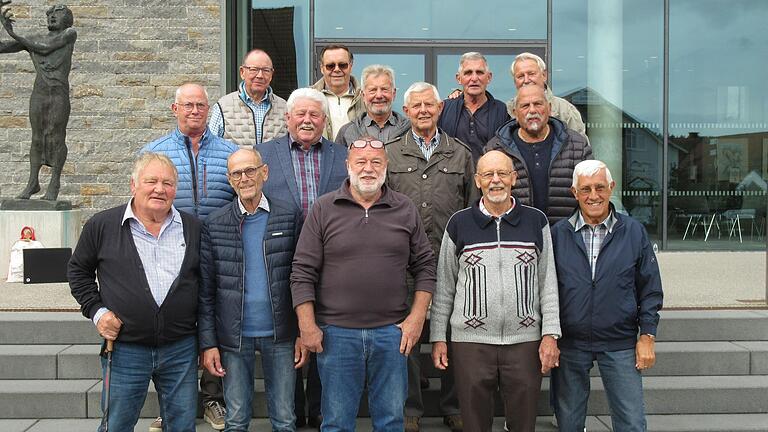 Auf dem Foto die Teilnehmer des Klassentreffens der Volksschule Bad Neustadt,&nbsp; 1. Reihe von links: Rudolf Wurst, Max Gröschel, Karl-Heinz Schmähling, Herbert Zwierlein und Wolfgang Kitscha.  Mittlere Reihe: Gerhard Mölter, Hans Wolf, Werner Straub und Peter Friese.  Oberste Reihe: Dieter Graf, Wolfgang Kreuzenbeck, Bernd Menninger, Bernhard Straub und  Karl-Heinz Then.