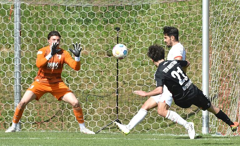 Adrian Hatman (rechts, TSV Aubstadt) setzte seinen Schuss zu zentral an, Augsburgs Torwart Marcel Lubik (links) parierte ihn ohne Probleme.