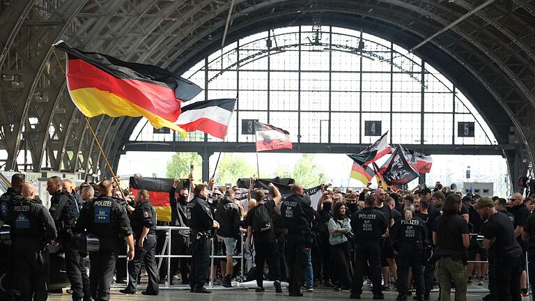 Teilnehmer einer rechtsextremen Demonstration gegen CSD Leipzig       -  Teilnehmer einer rechtsextreme Demonstration gegen CSD Leipzig