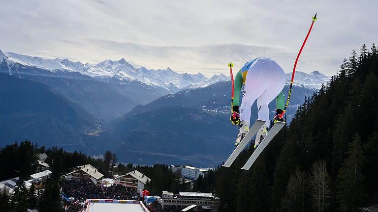 Ski Alpin Weltcup Crans Montana       -  Mit reichlich Verzögerung ist der Ausrichtervertrag für die alpine Ski-WM 2027 in Crans-Montana unterzeichnet.