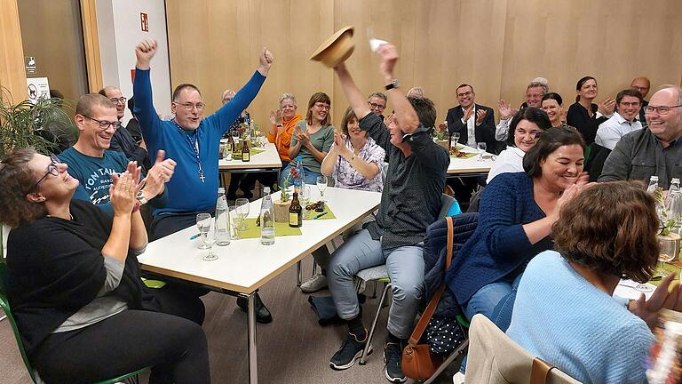 Jubel an Tisch 1, Anerkennungsapplaus der anderen: 'TEAM JJ' hat das erste Marktheidenfelder Kneipenquiz in der Stadtbibliothek gewonnen. Von links: Alexandra, Erwin, Jens, Marlies und Jan.